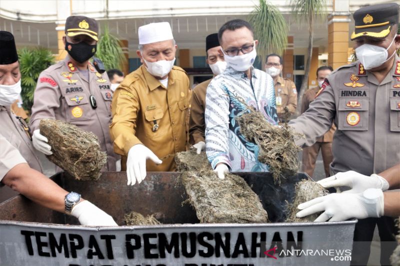 Menyaksikan satu bentuk komit berantas narkotika oleh Pemkab Pasbar-BNNK