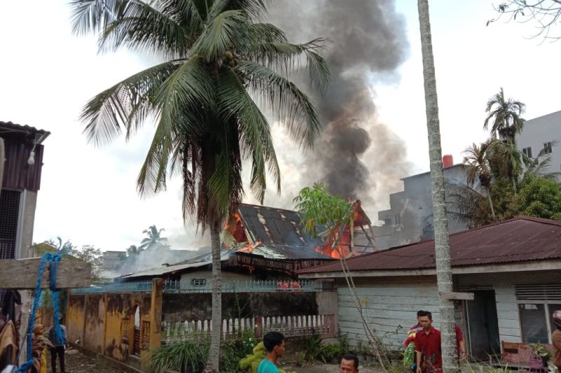 Flash - Kebakaran terjadi lagi di Pekanbaru, satu luka