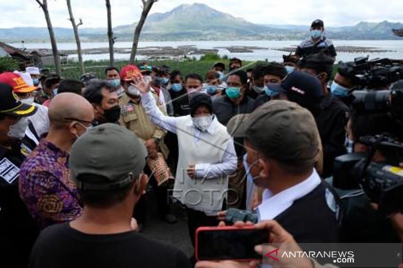 Mensos Meninju Dan Serahkan Bantuan Korban Gempa Bumi