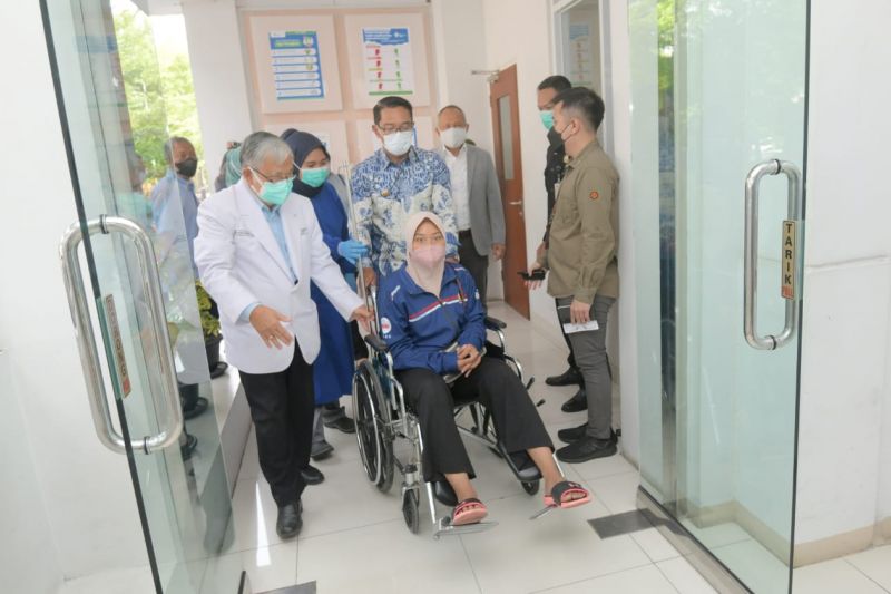 Ridwan Kamil antar atlet PON yang cedera ke rumah sakit di Bandung
