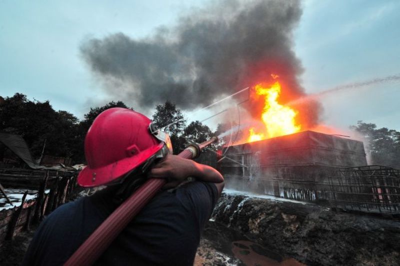 Tempat Penyulingan Minyak Ilegal di Jambi Terbakar