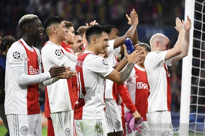 Pelatih Ajax Erik ten Hag bangga timnya menangi "perang terbuka" kontra Dortmund