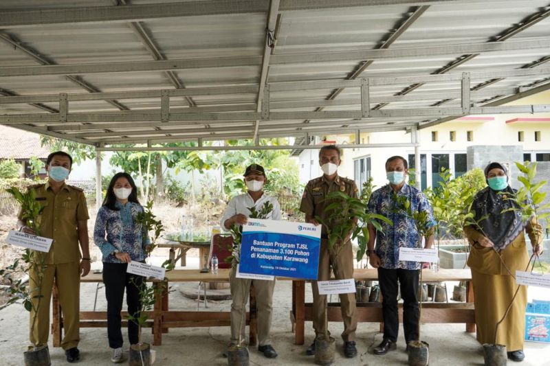 Peruri beri 3 ribu bibit pohon jaga kualitas udara di Karawang