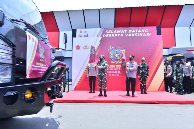 Kapolri bersama Panglima TNI lepas penyaluran 4.000 paket sembako di Depok