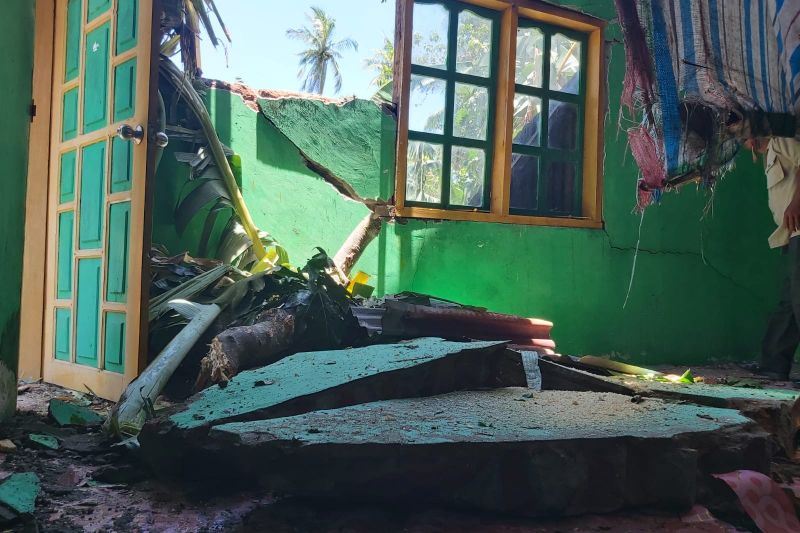 Angin kencang terjang pemukiman warga Sinjai, dua unit rumah rusak berat
