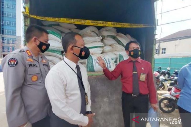 Sebanyak 33 ton pupuk dolomite yang disita Polda Sumsel ternyata berasal dari Padang