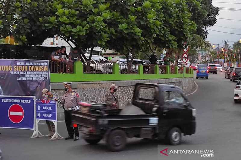 Polres Cianjur masih terapkan sistem ganjil genap di jalur Puncak