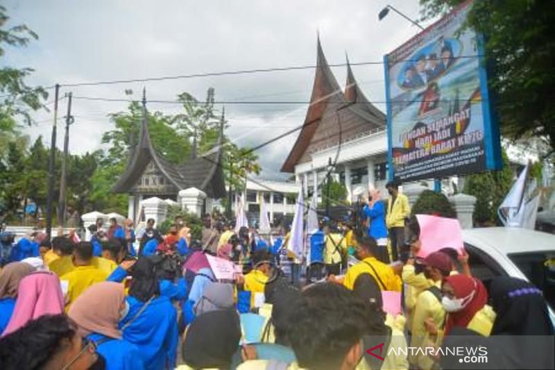 Aksi Evaluasi 7 Tahun Jokowi Di Padang