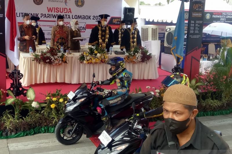 Poltekpar Lombok menggelar wisuda ala pebalap MotoGP