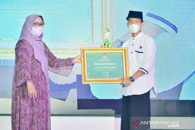 Pemkab Bogor bagikan hadiah lomba di Hari Santri Nasional 2021