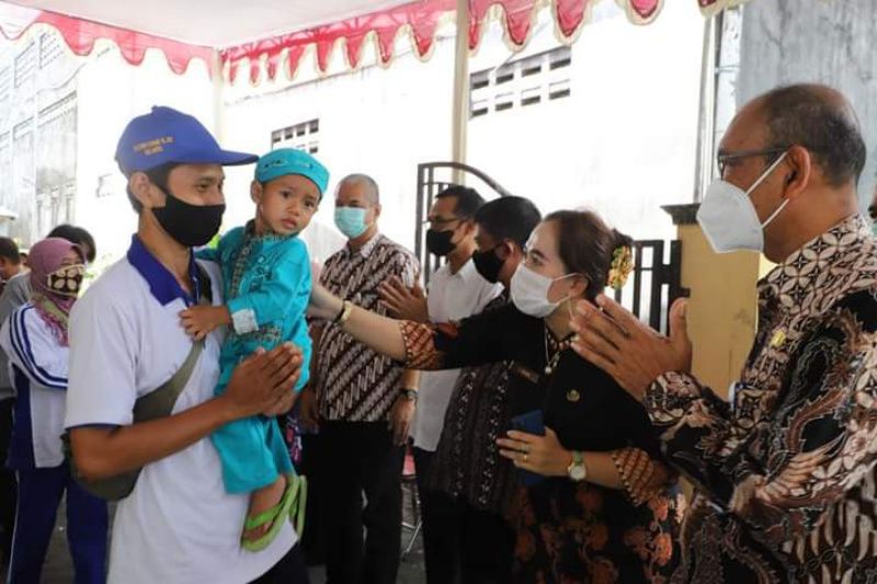 Bantul memberangkatkan lima keluarga calon transmigran ke Sulawesi Barat