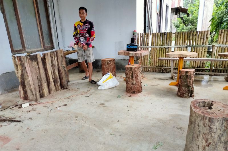 Memanfaatkan kayu limbah banjir menjadi sesuatu yang bernilai ekonomi