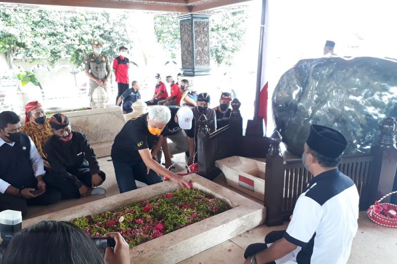Ganjar ziarah ke makam Bung Karno, tolak komentari hasil survei pilpres