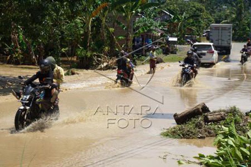 Banjir luapan air sungai di Mamuju