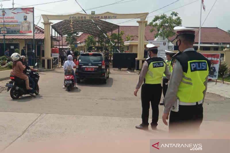 Polres Indramayu sekat jalan untuk jaring warga disuntik vaksin covid