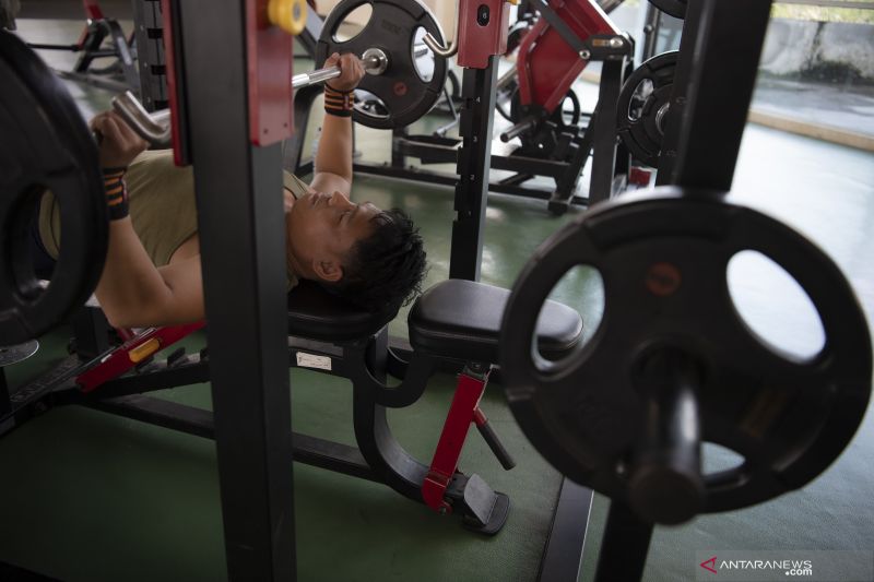Latihan Atlet Angkat Berat Sumatera Selatan Jelang Peparnas