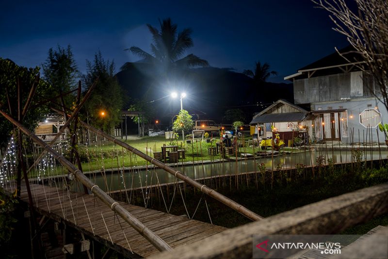 Kafe di Tengah Sawah di Desa Porame