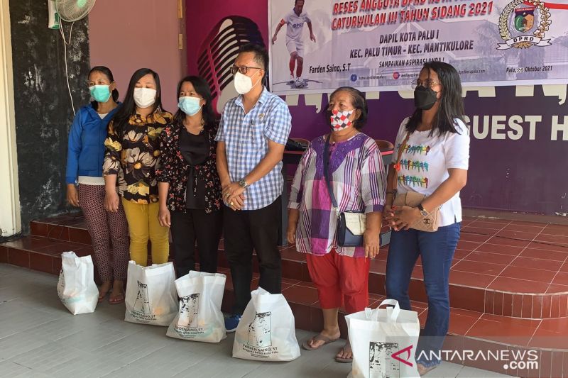 Bagikan 250 paket sembako, anggota DPRD Palu Farden Saino terima aspirasi warga