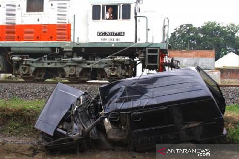 Kecelakaan Kereta Menabrak Mobil