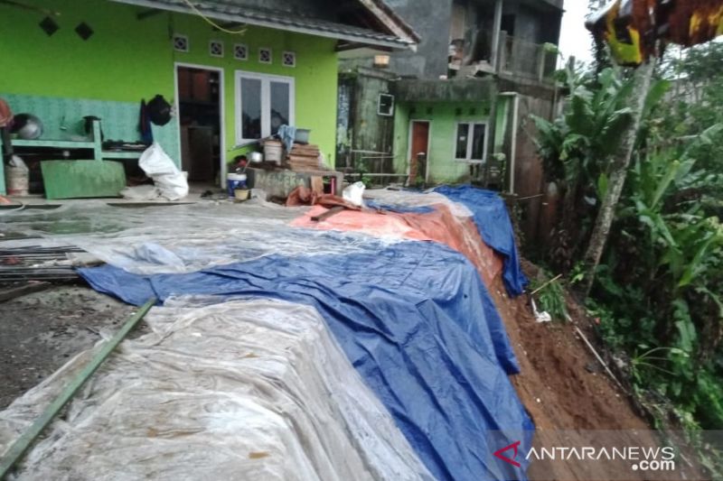 Longsor terjang dua kampung di Kabandungan Sukabumi