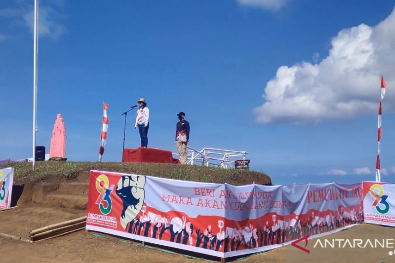 Bupati Sitaro pimpin upacara sumpah pemuda di puncak Danau Cinta Makalehi