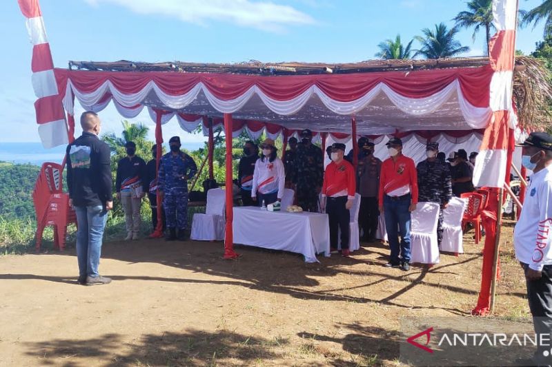 Bupati Sitaro pimpin upacara sumpah pemuda di puncak Danau Cinta Makalehi