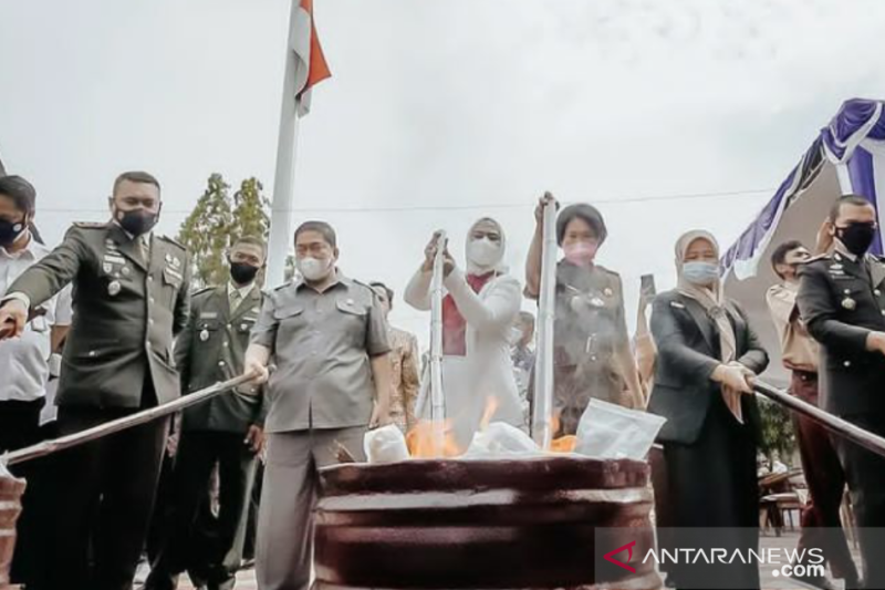 Ribuan lembar uang palsu dan narkotika dimusnahkan Kejari Karawang