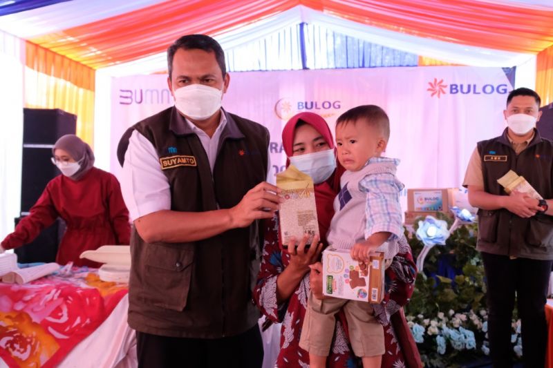 Bulog bagikan beras fortifikasi dan edukasi gizi ke warga Sukabumi