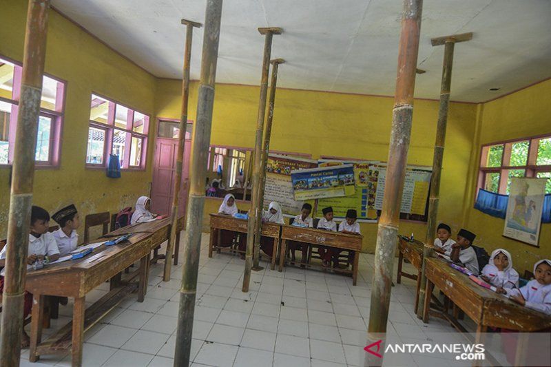 Dinas Pendidikan Karawang akui masih banyak ruang kelas SD rusak