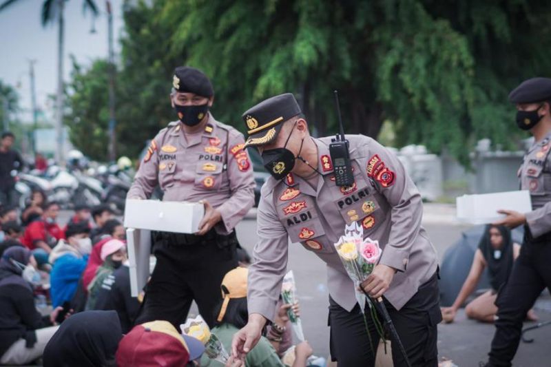 Kapolres Karawang kawal unjuk rasa dengan humanis dipuji warganet