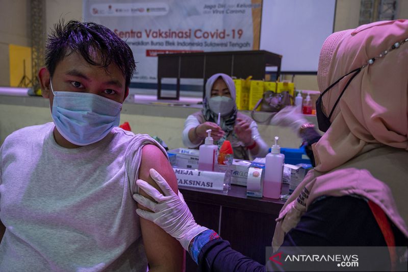 Vaksinasi Massal OJK di Palu