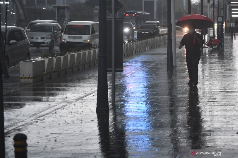 Hujan diprakirakan turun di sejumlah kota besar di Tanah Air