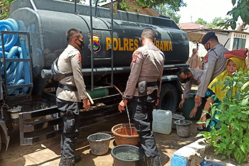 Rasa Empati, Polres Sumbawa Salurkan Air Bersih Di Wilayah Lape
