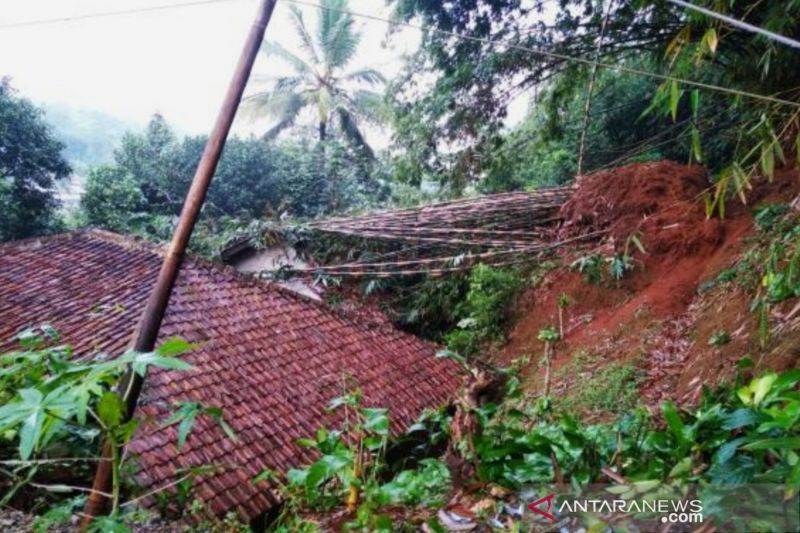 Tanah longsor di Lembang tutup akses Cimahi-Bandung Barat