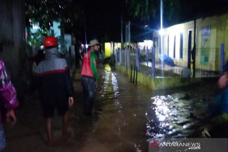 Kerusakan hutan penyebab banjir di Pameungpeuk Garut, kata bupati