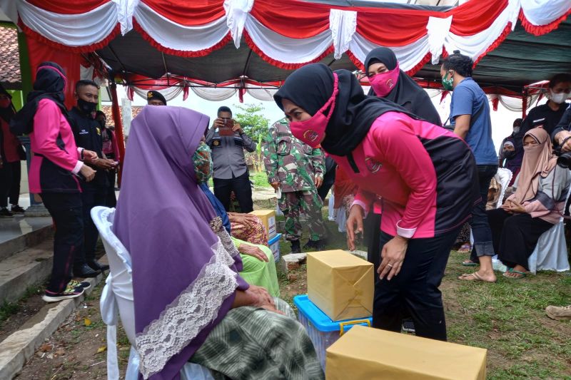 Bhayangkari Jawa Barat pantau pelaksanaan vaksinasi di pelosok Sukabumi