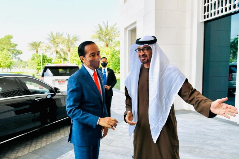 Presiden Joko Widodo disambut Putra Mahkota Abu Dhabi saat tiba di Al-Shatie