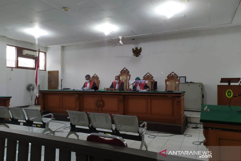 Dua anggota DPRD Jabar Ade Barkah dan Siti Aisyah divonis hukuman 2 tahun penjara