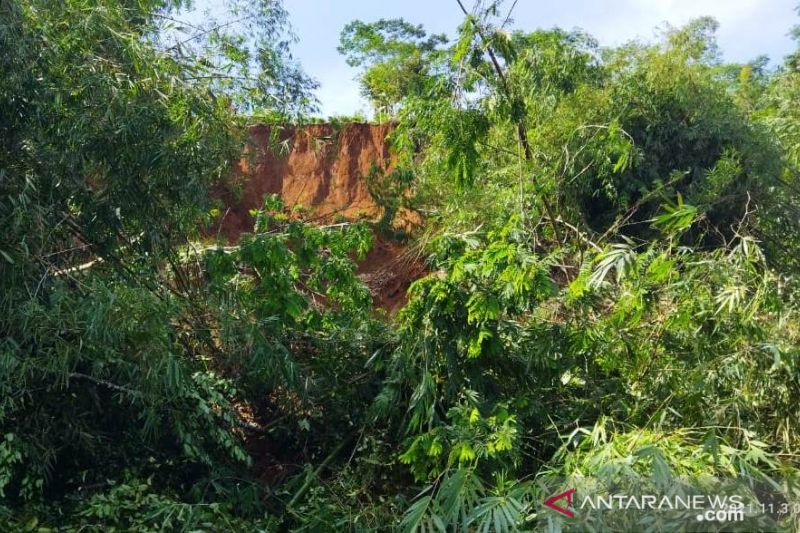 Jalan penghubung Kabupaten Cianjur-Sukabumi putus akibat longsor