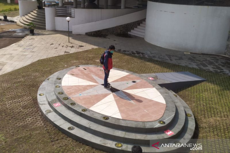 UPI Bandung miliki jam matahari di halaman Museum Diknas