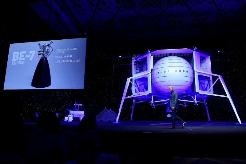 Jeff Bezos kalah dari SpaceX milik Elon Musk untuk proyek ke bulan