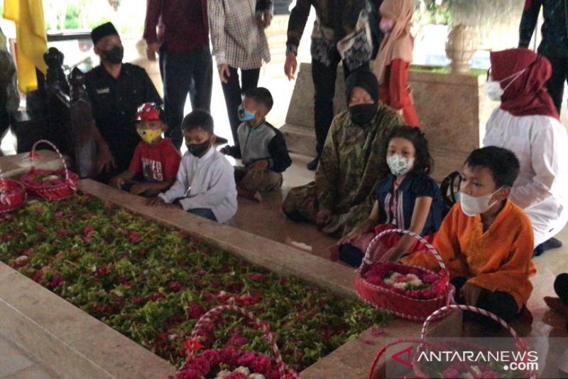 Risma ajak anak yatim terdampak COVID-19 ziarah di makam Bung Karno