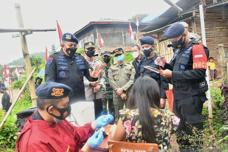 Brimob Polri gelar vaksinasi di desa terpencil di Gunung Halimun Salak