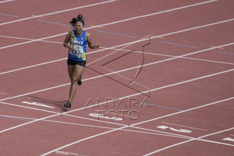 Final lari 400 meter putri T+54 Peparnas XVI Papua