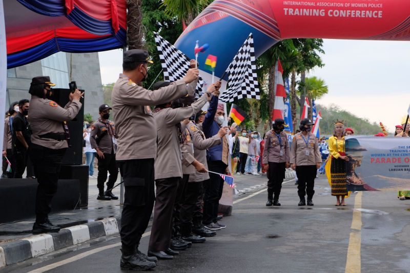 Parade Negara awali kegiatan Konferensi Polwan Sedunia di Labuhan Bajo NTT