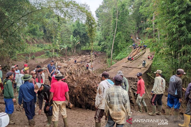 335 warga terisolasi akibat jembatan rusak diterjang banjir bandang di Garut
