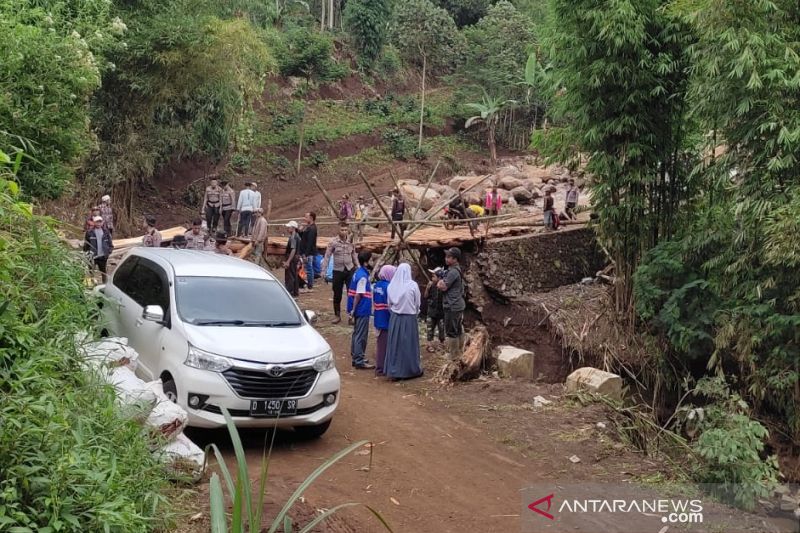 TNI dan Polri bangun jembatan untuk akses warga terdampak banjir di Garut