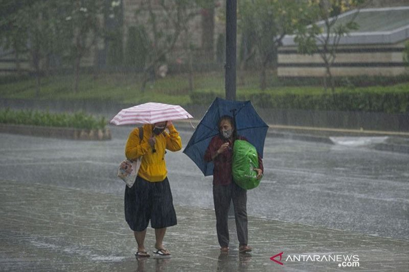 Bandung dan sejumlah kota di Indonesia diprakirakan hujan disertai petir Selasa