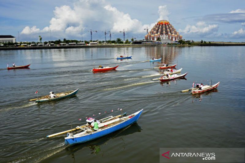 Lomba perahu tradisional Jolloro