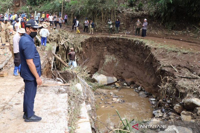 Wabup Garut: Jembatan yang rusak akibat banjir perlu dibangun dari awal agar kuat